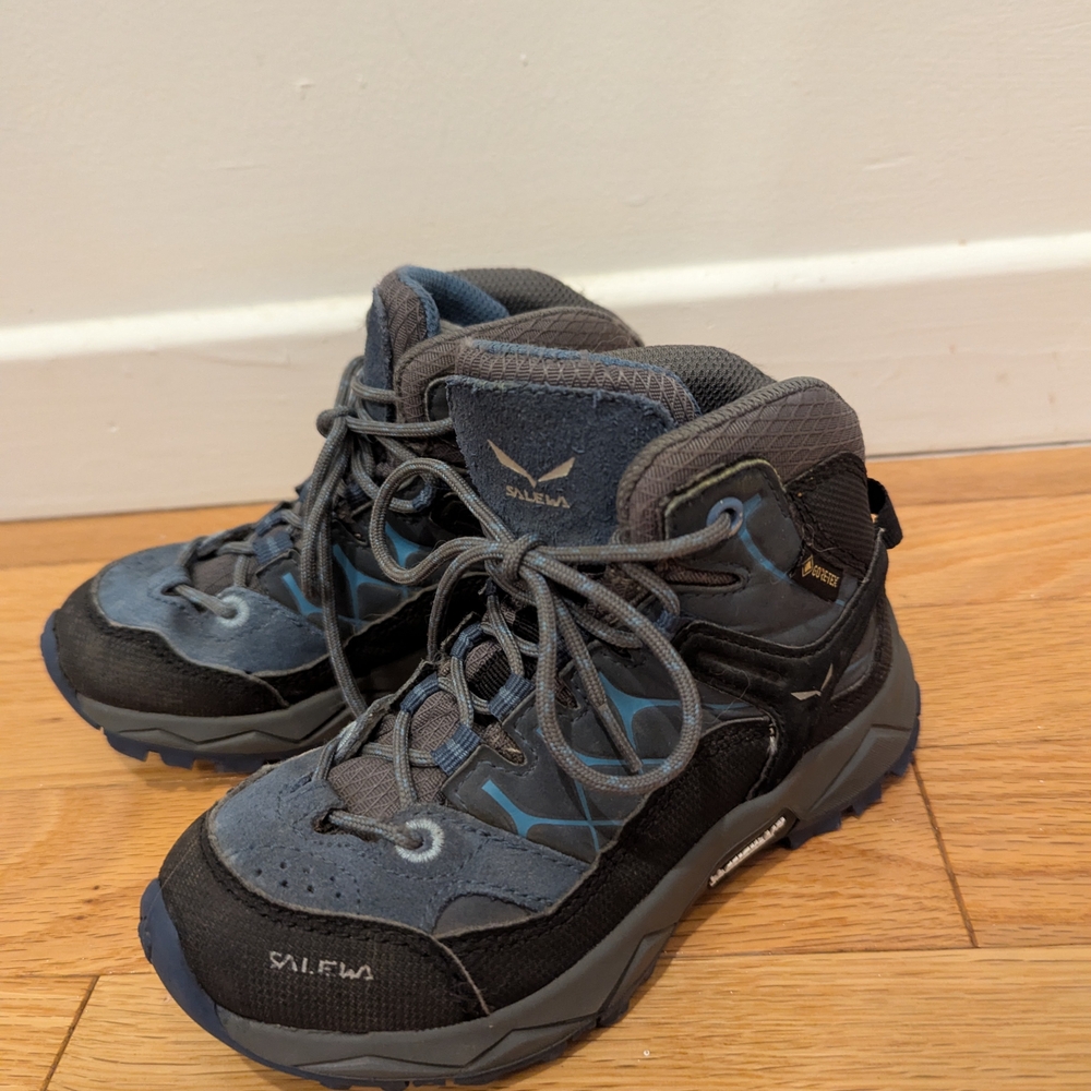 Kids Hiking Shoes 10 - Black and Blue